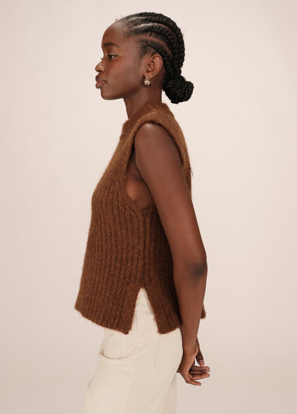 Zijkant op model van het bruine wolmix sablon grace en mila spencer