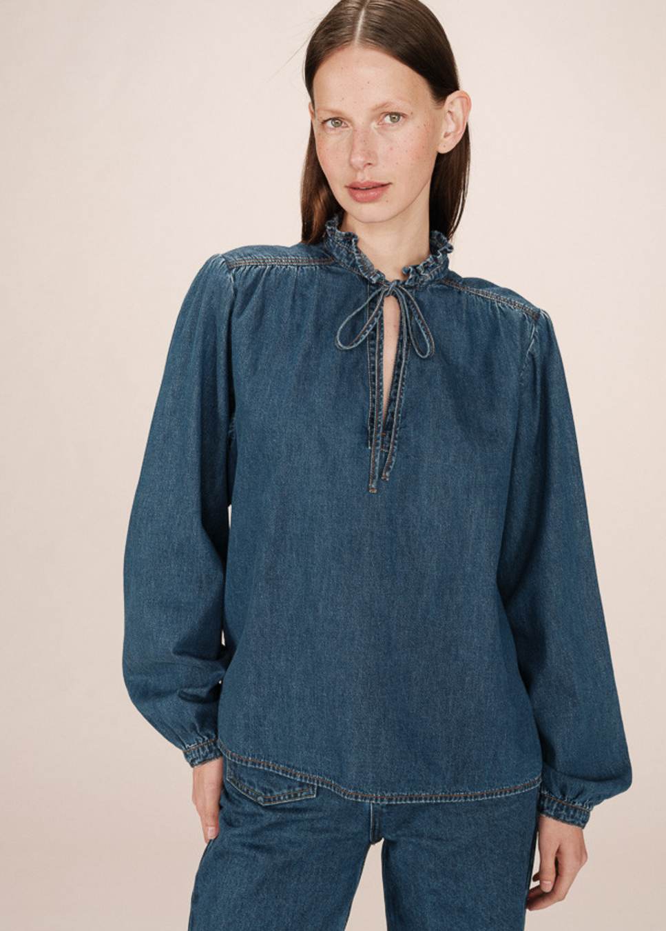 Grace en Mila denim blouse blauw met strik op model