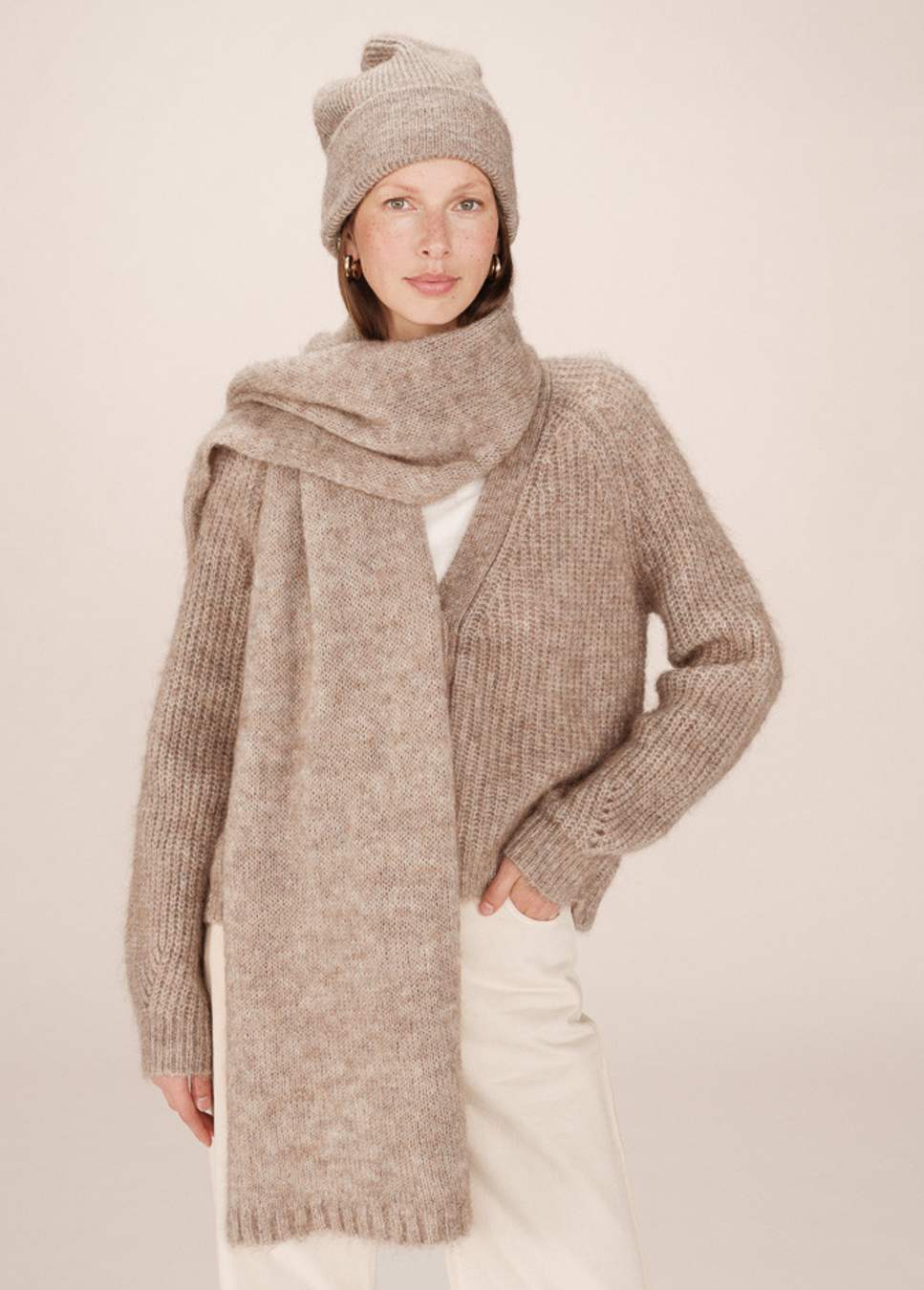 Grace en Mila beige vest saluda op model