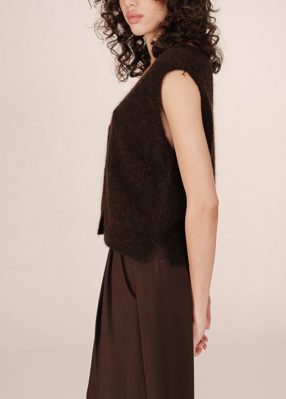 Bruin sante grace & Mila gilet op model zijkant