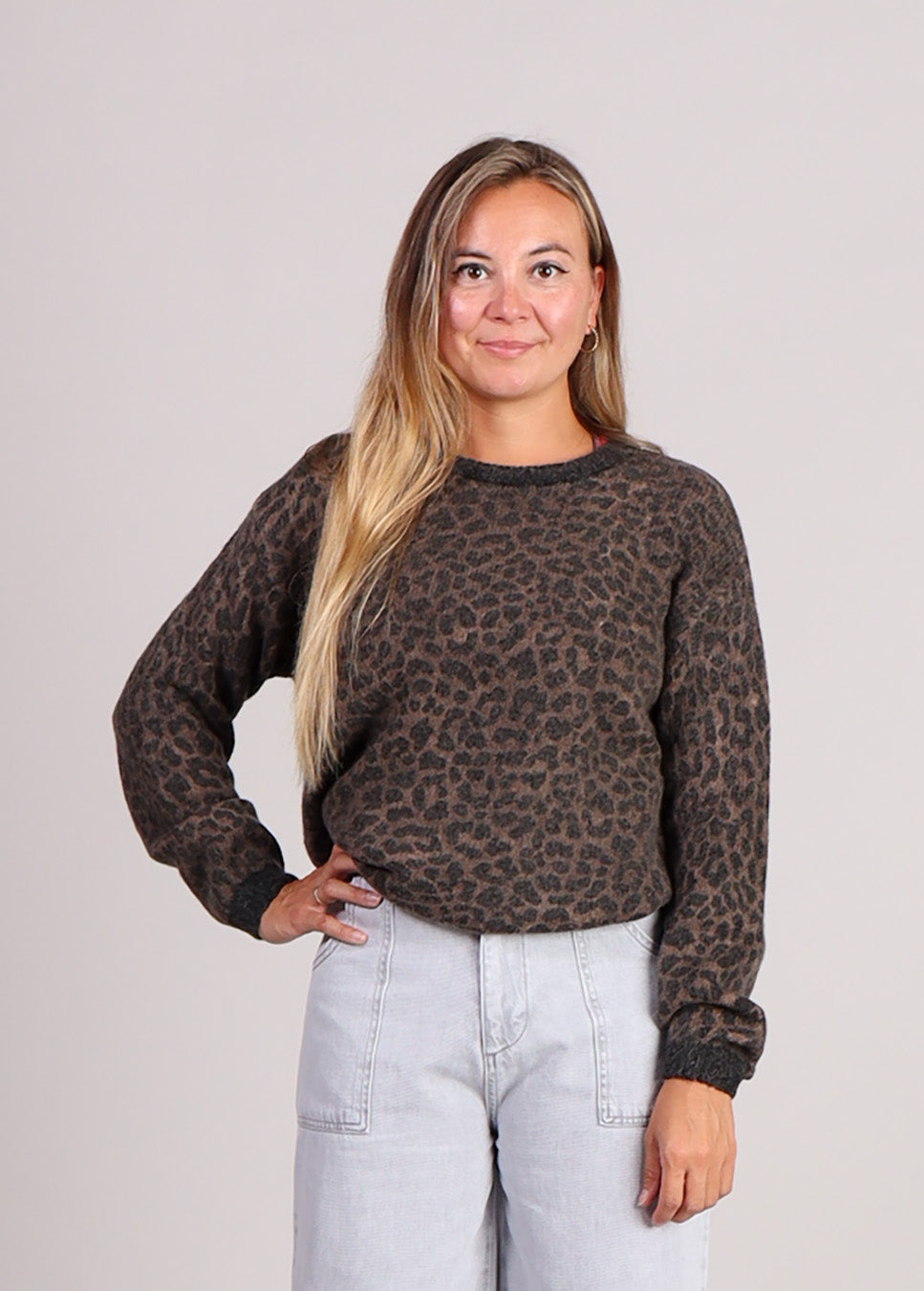 Grace & Mila Santigold trui leopard print voorkant model met grijze jeans