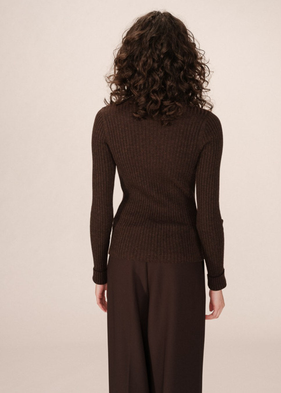 Achterkant van de bruine top grace en mila saturday long sleeve