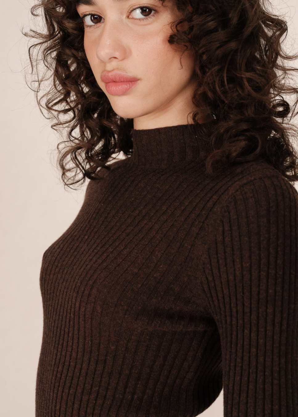 Close up van de bruine long sleeve saturday grace & Mila top op model