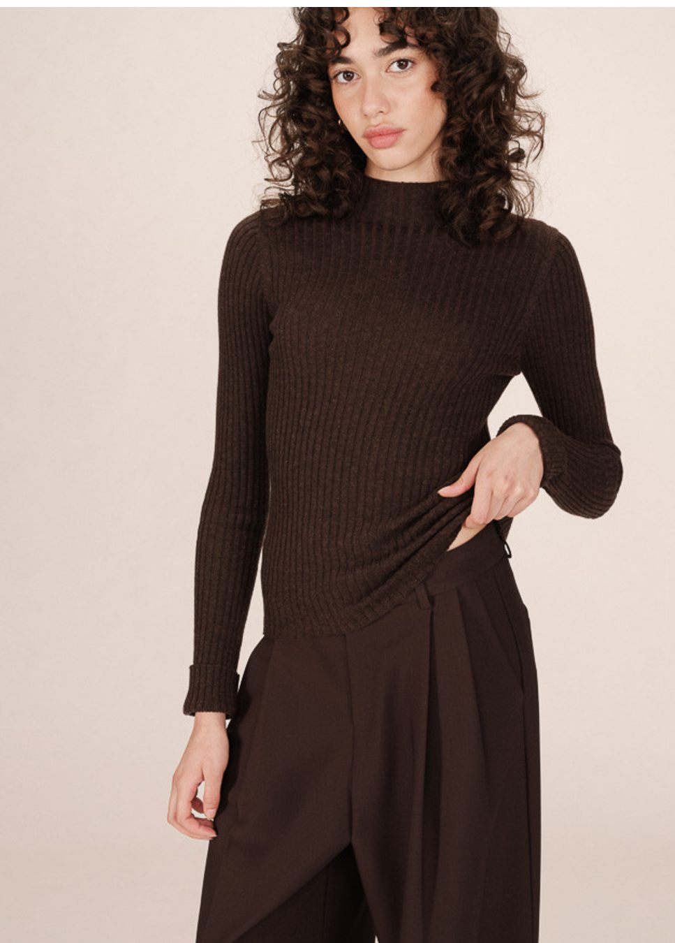 Grace en Mila saturday top long sleeve bruin van kleur met ribstof op model