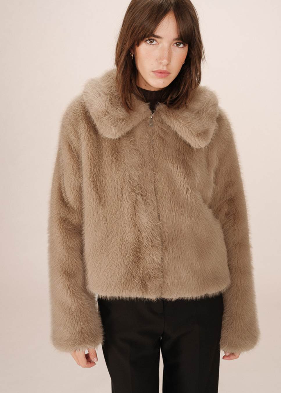faux fur beige grace en mila jas shonno op model voorkant