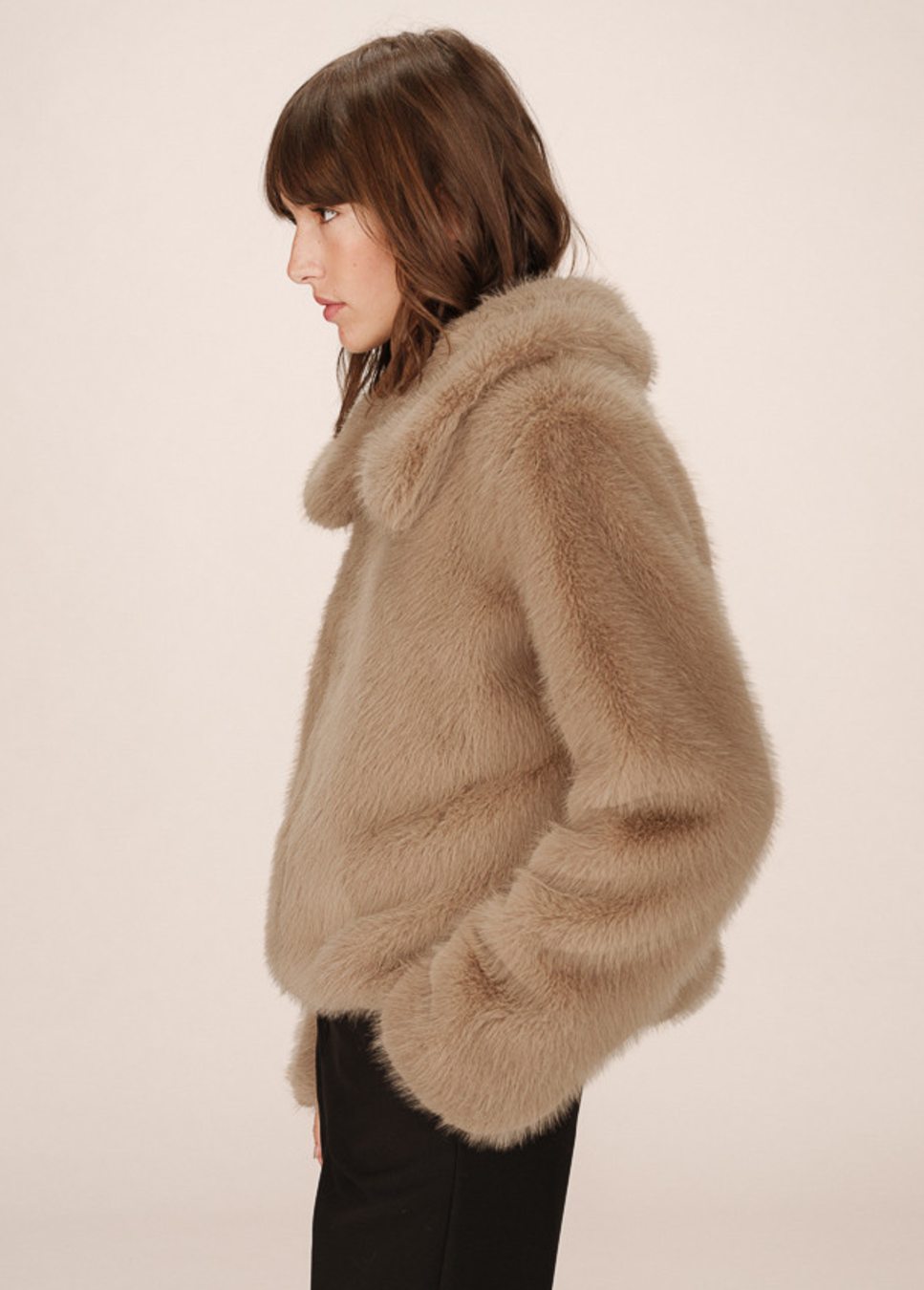 zijkant van de beige faux fur shonno grace en mila jas op model 