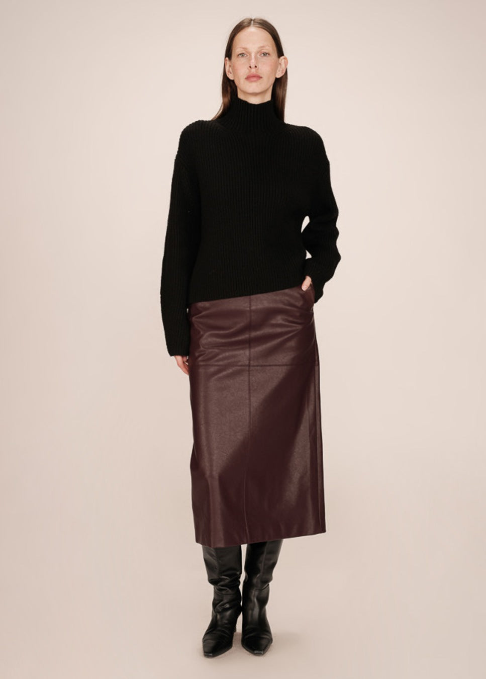 Grace en mila sirene vegan leather rok bordaux van kleur op model 