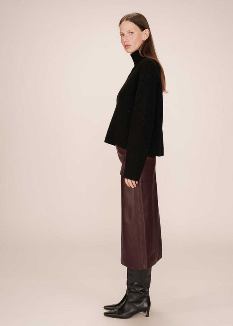 Grace & Mila sirene vegan leather rok bordeaux rood van kleur zijaanzicht 