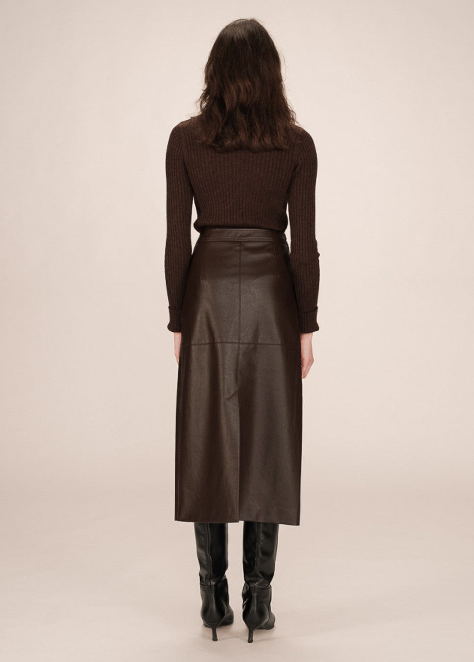 Achterkant van de vegan leather bruine rok grace en mila sirene 