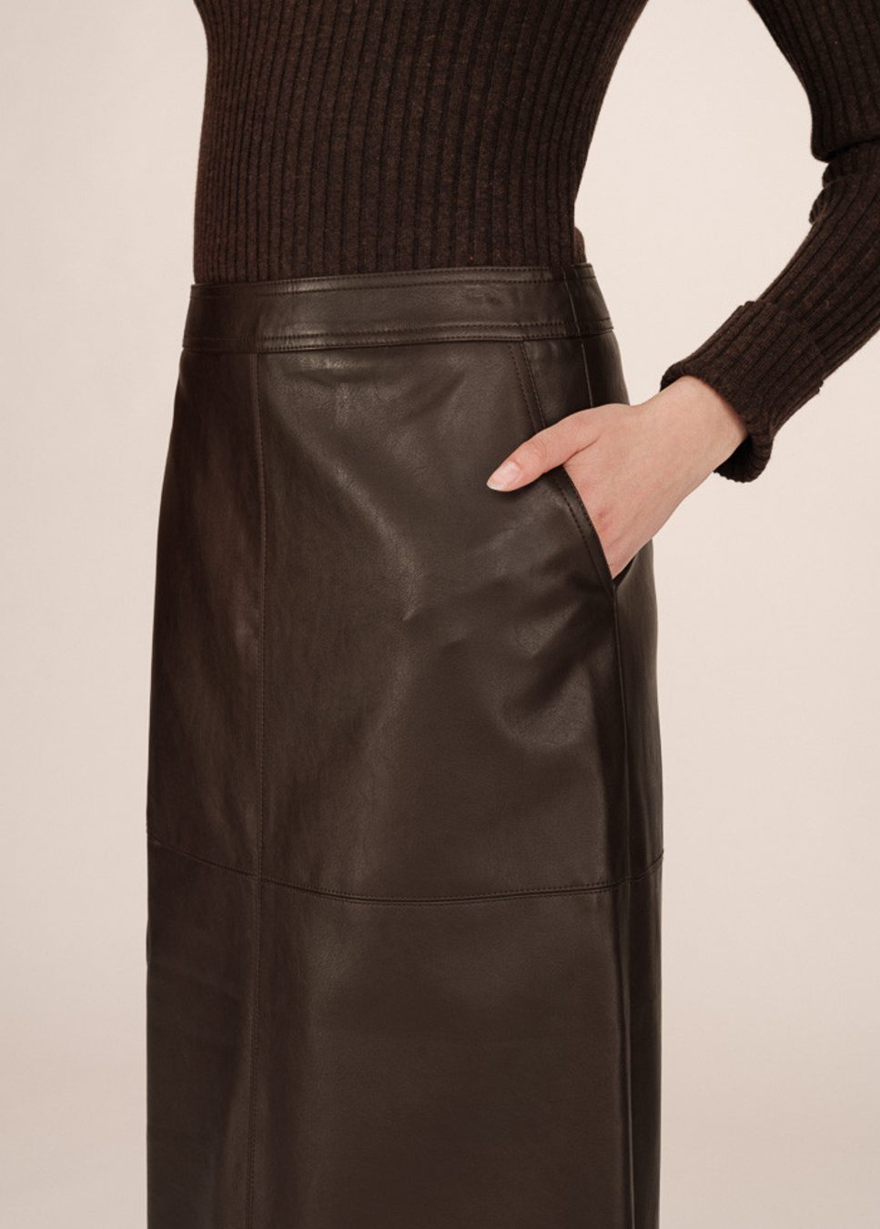 Bruine vegan leather sirene grace en mila rok op model