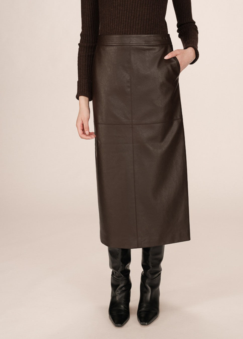 Close up voorkant van de grace en mila rok vegan leather sirene bruin van kleur