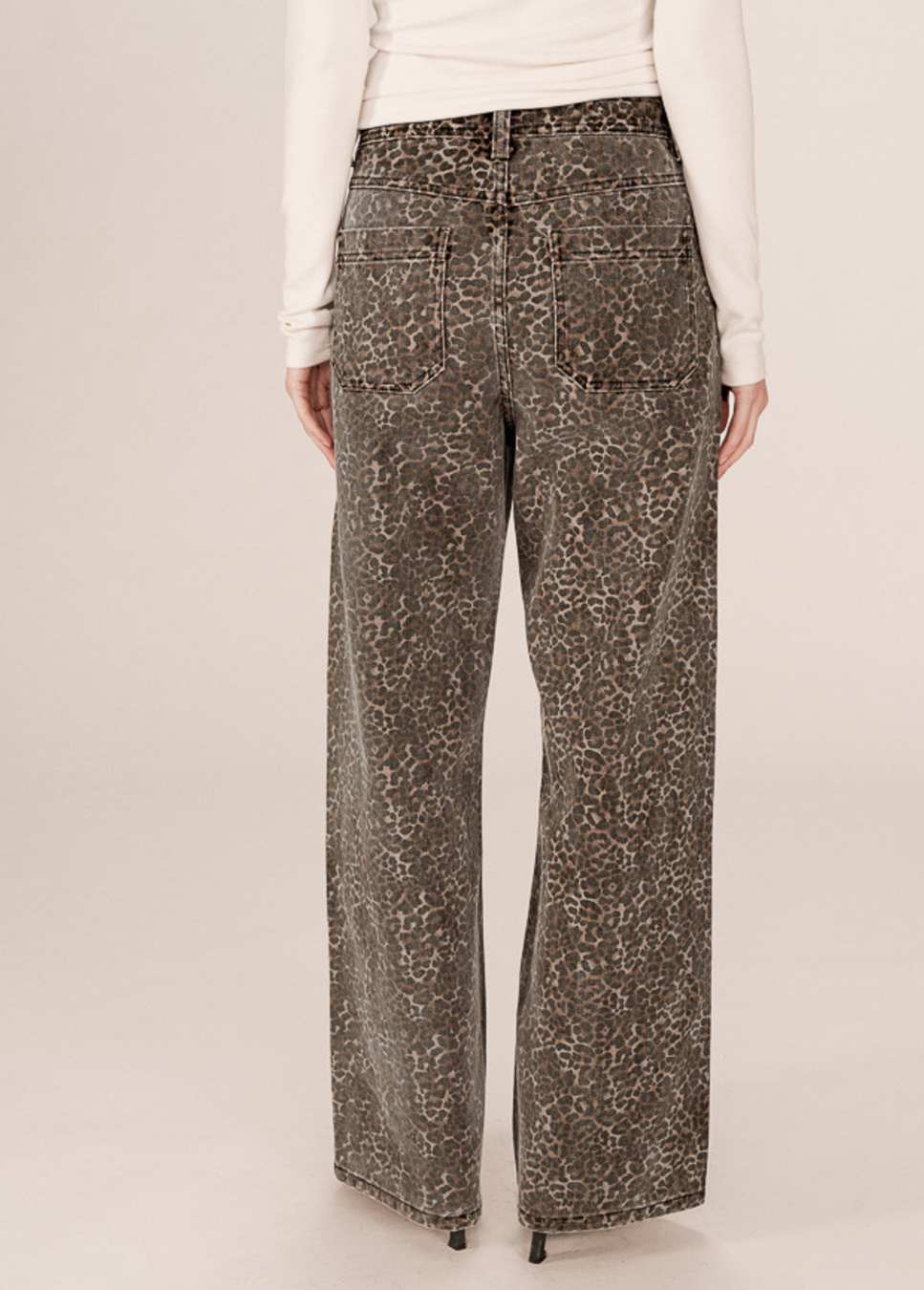 Achterkant van de leopard print grace & Mila socca broek