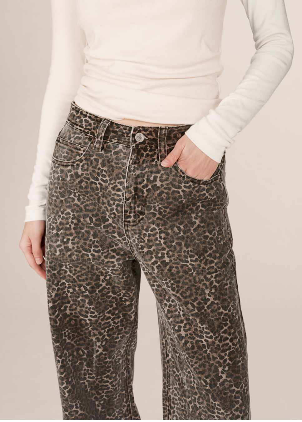 Socca grace en mila broek met leopard print close up