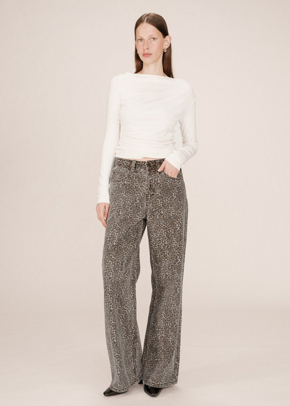 Grace en Mila Socco broek leopard print op model staand voorkant