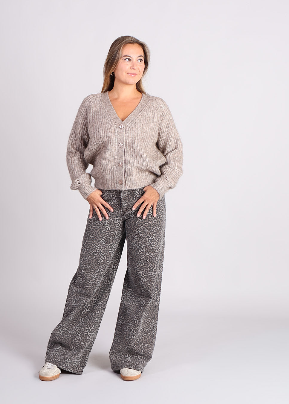 Grace & Mila Socca broek leopard print zijkant model