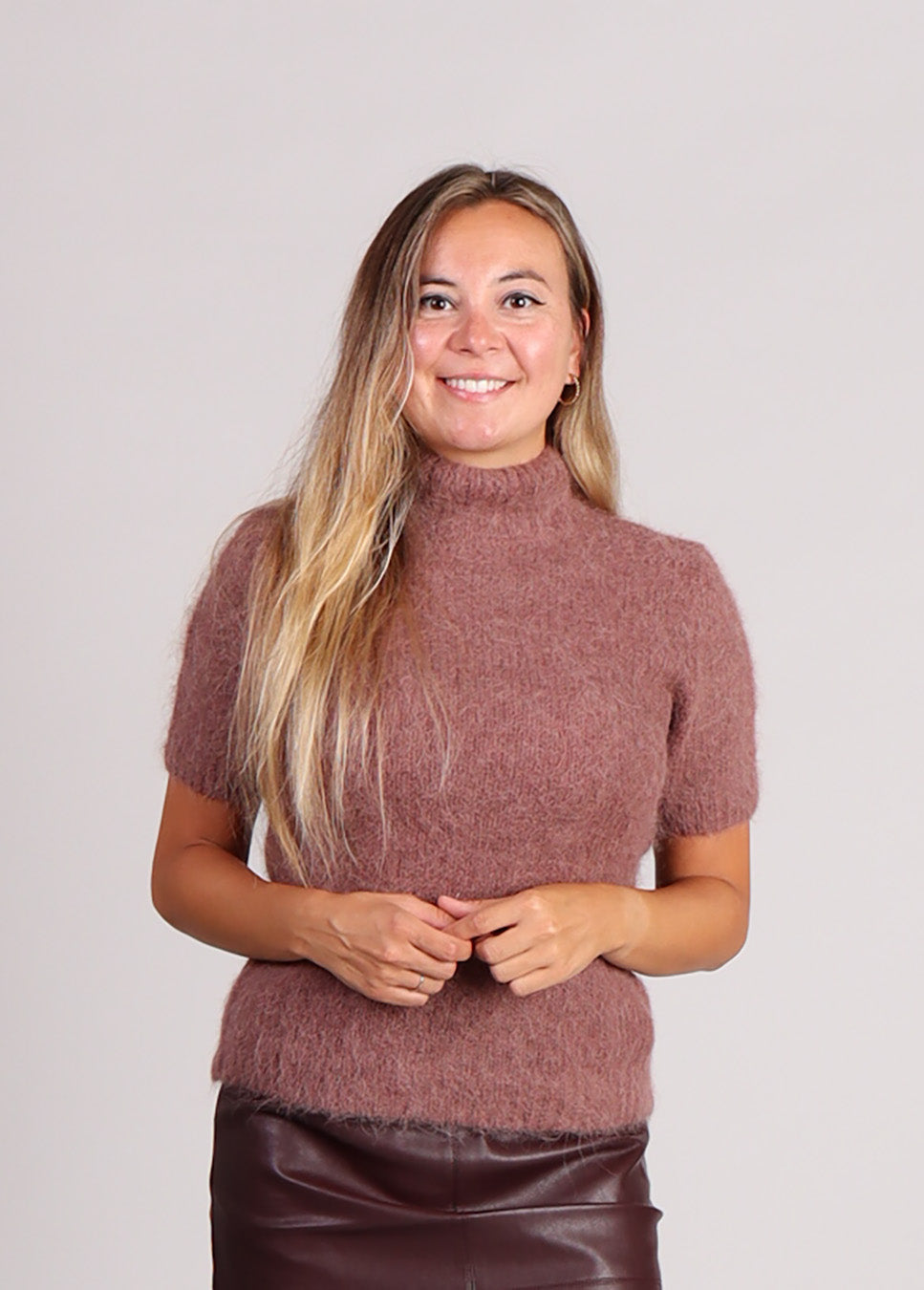 Grace & Mila saule gebreide trui korte mouwen terracotta voorkant model