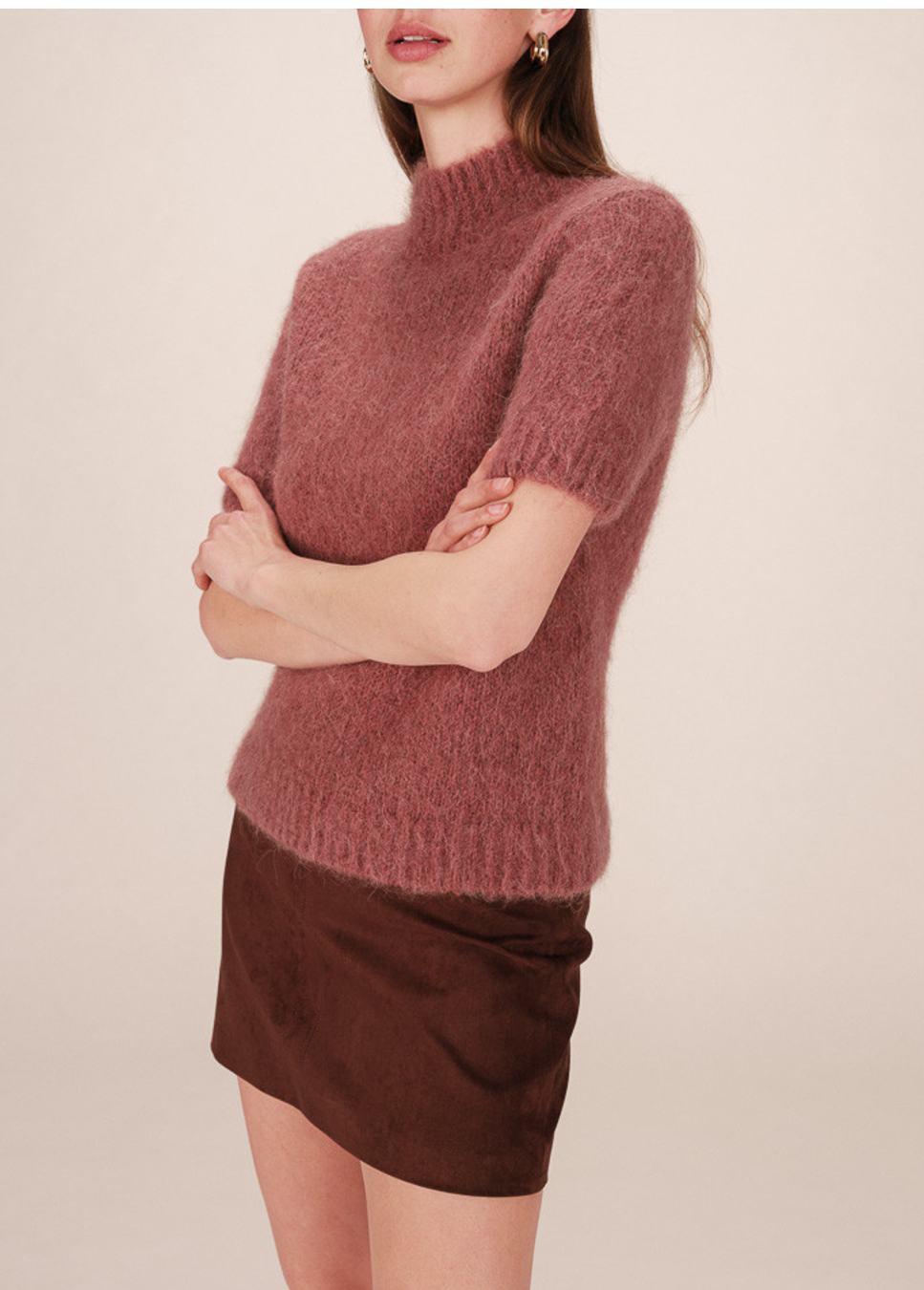 Gebreide trui et korte mouwen Saule grace & mila trui zijaanzicht op model