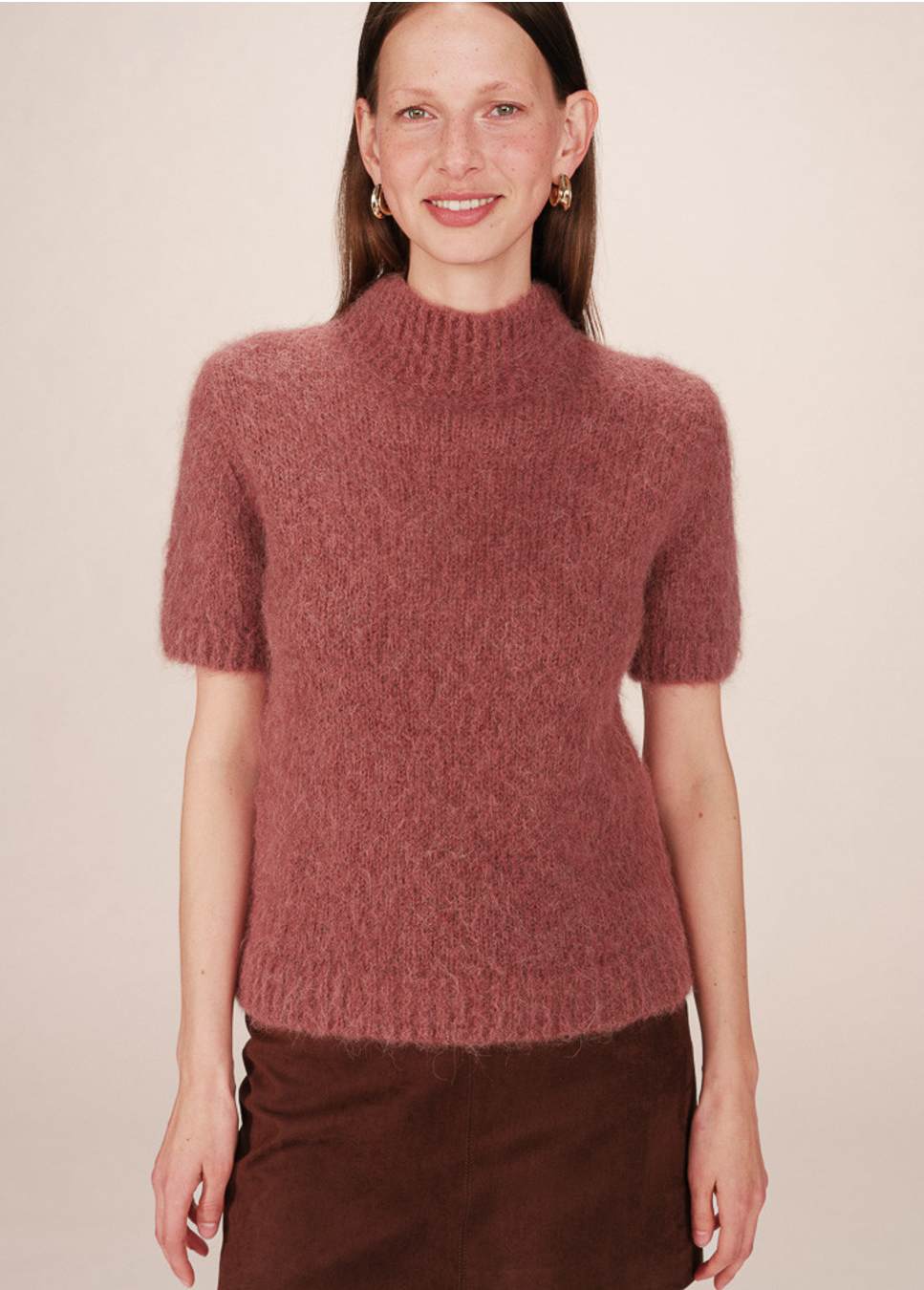 Grace & Mila saule gebreide trui met korte mouwen terracotta kleur op model