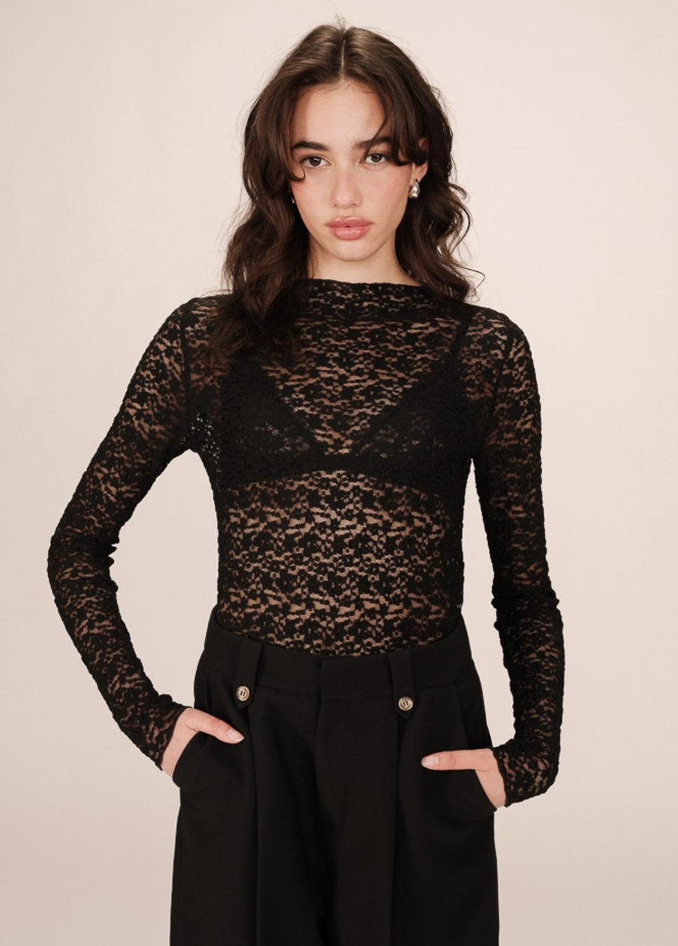 Grace en Mila shady top kant zwart op model voorkant