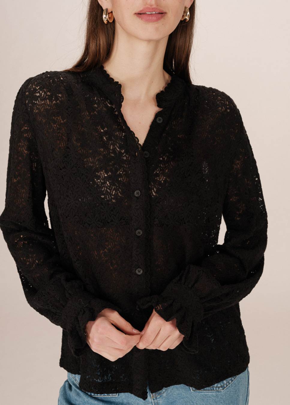 Grace & Mila swing blouse zwart kant met details op model