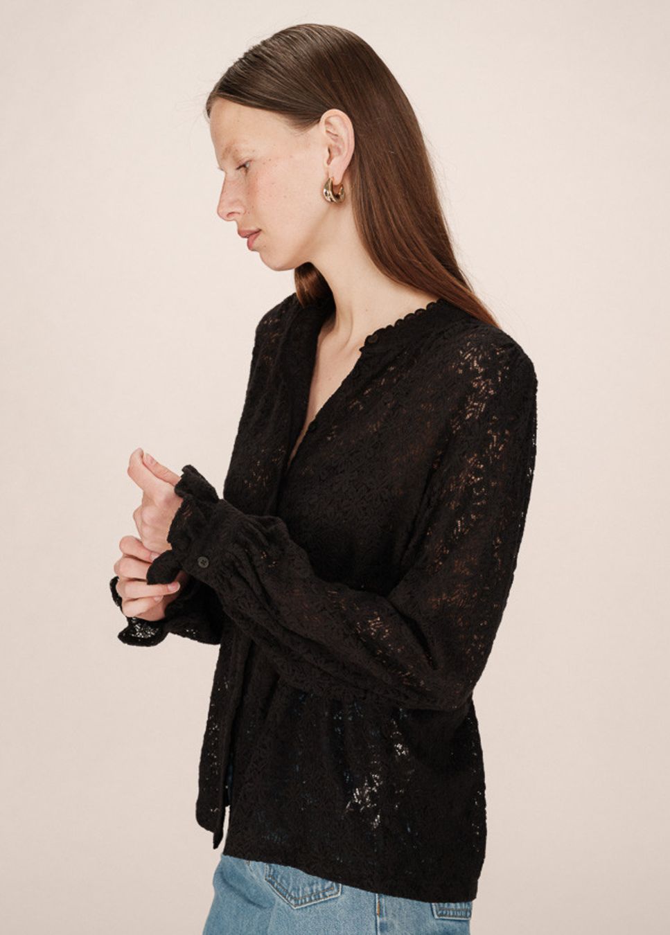 Grace & Mila Swing blouse zwart kant op model zijaanzicht