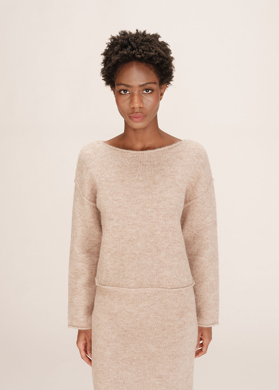 Grace & Mila Tamino trui wol beige voorkant model met bijpassende rok