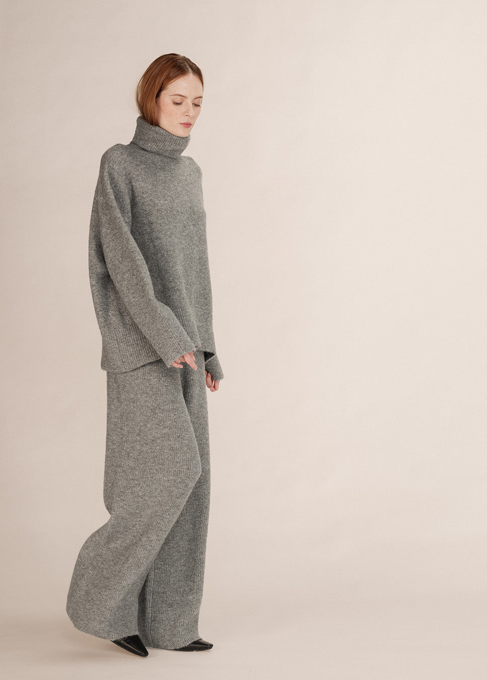 Grace & Mila Taxton broek gebreid wol grijs zijkant model met bijpassende grijze coltrui