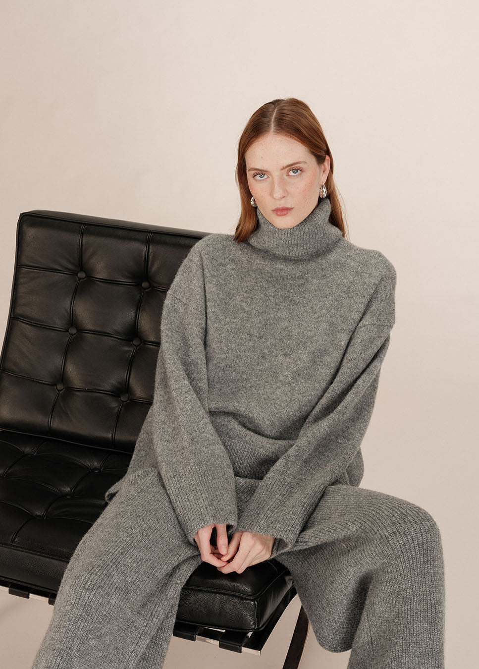 Grace & Mila Taxton broek gebreid wol grijs voorkant van het model sfeerfoto