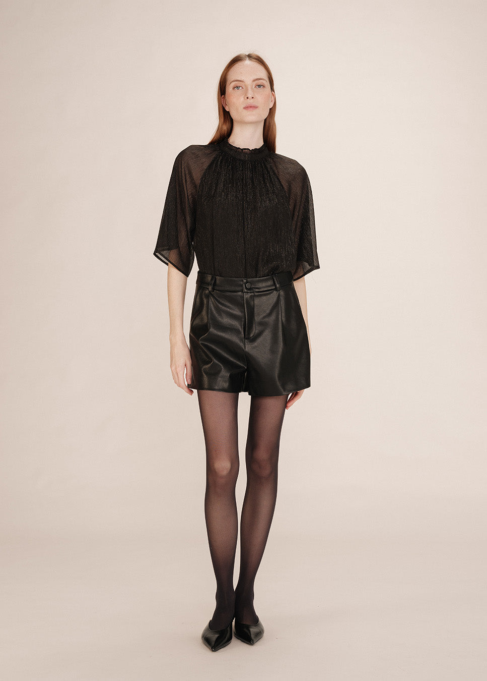 Grace & Mila Topaze top korte mouw glitter zwart voorkant model met zwarte vegan leather short