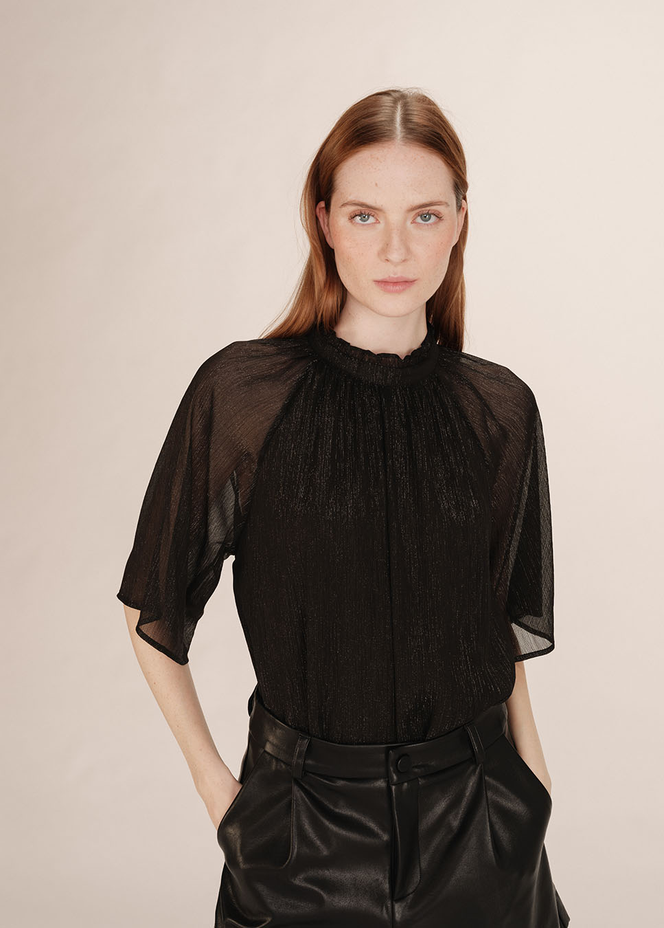 Grace & Mila Topaze top korte mouw glitter zwart voorkant model semi tranpsarant