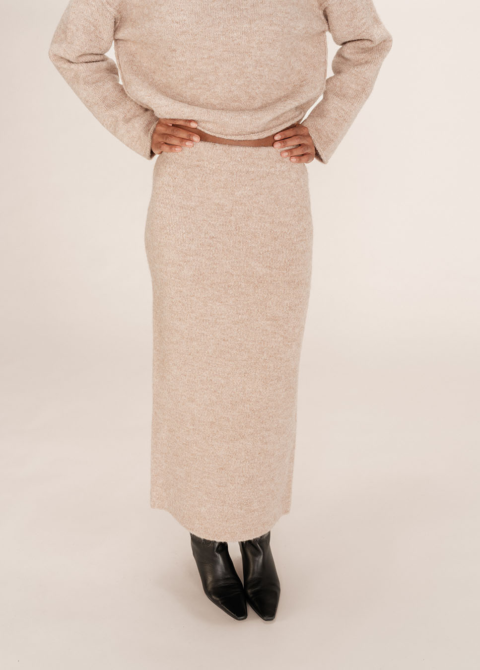 Grace & Mila Toundra midi-rok gebreid wol beige voorkant rok op model