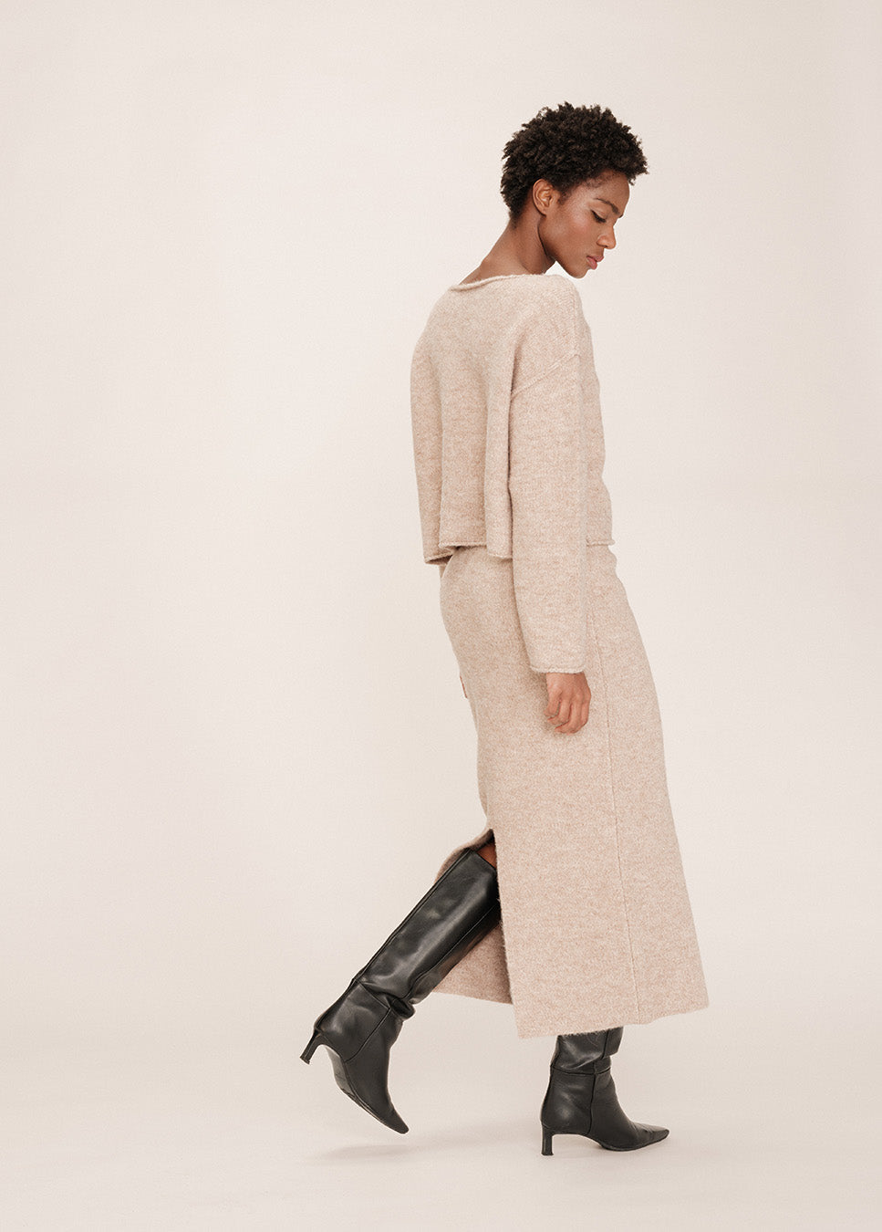 Grace & Mila Toundra midi-rok gebreid wol beige achterkant model met bijpassende trui