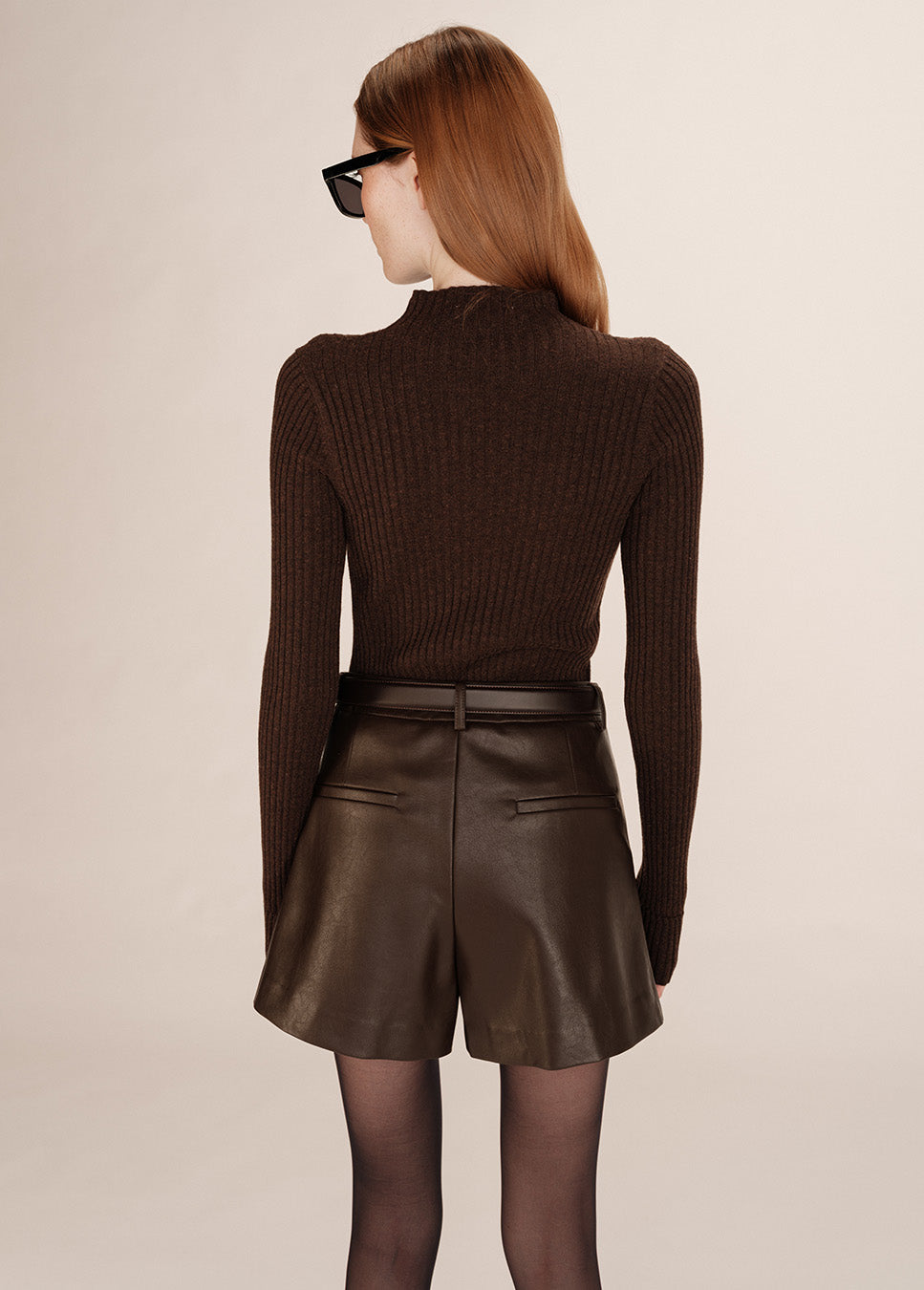 Grace & Mila Travis short vegan leather bruin achterkant model met bruine trui