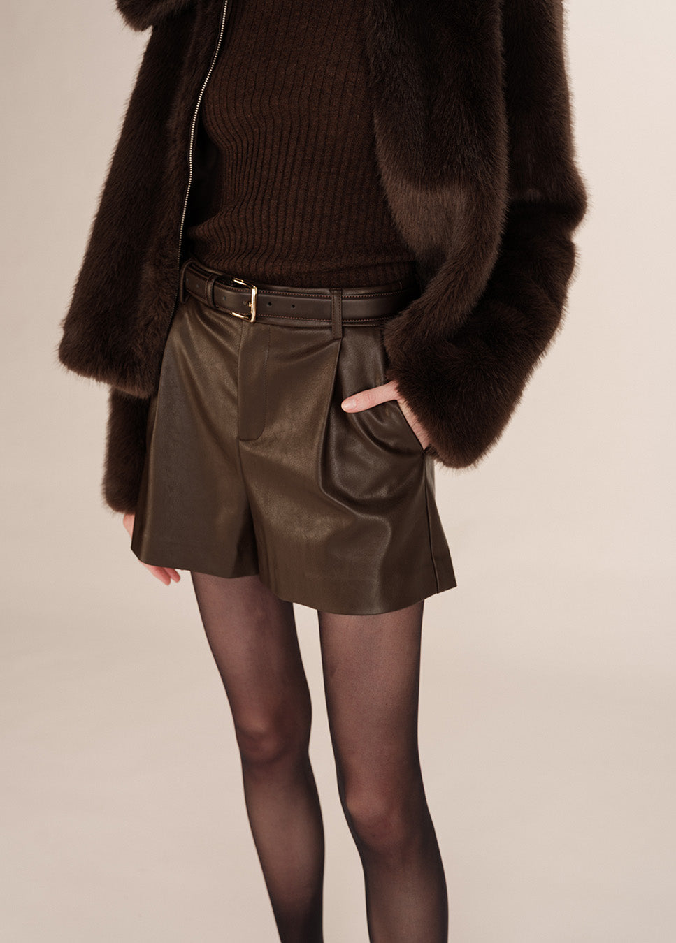 Grace & Mila Travis short vegan leather bruin detail model