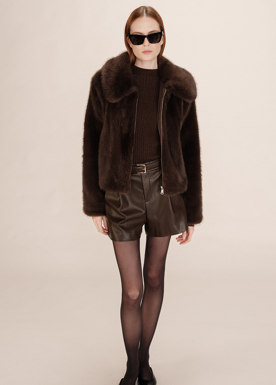Grace & Mila Travis short vegan leather bruin voorkant op het model met bruine trui en faux fur jas