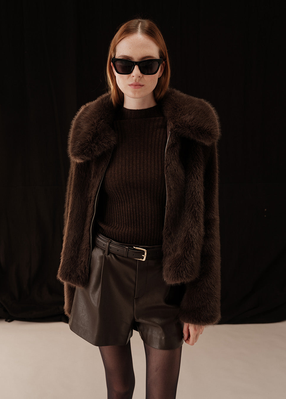 Grace & Mila Travis short vegan leather bruin voorkant model met faux fur jas