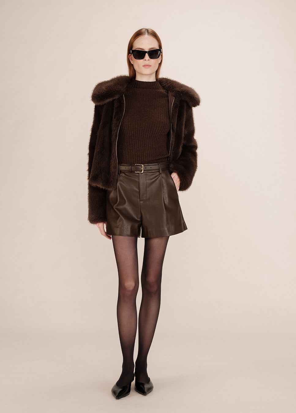 Grace & Mila Travis short vegan leather bruin voorkant van het model