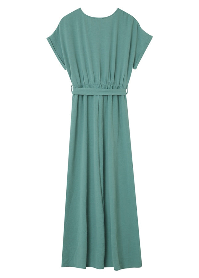 Mooie groene Maxi-jurk van het merk Grace & Mila. De V-hals maxi-jurk met overslag heeft korte wijde omgeslagen mouwen. De maxi-jurk heeft een elastische taille met (afneembare) strikceintuur die je figuur benadrukt. Shop de nieuwe collectie jurken, maxi-jurken, groene zomerjurken bij online dameskleding Boetiek Aniek.