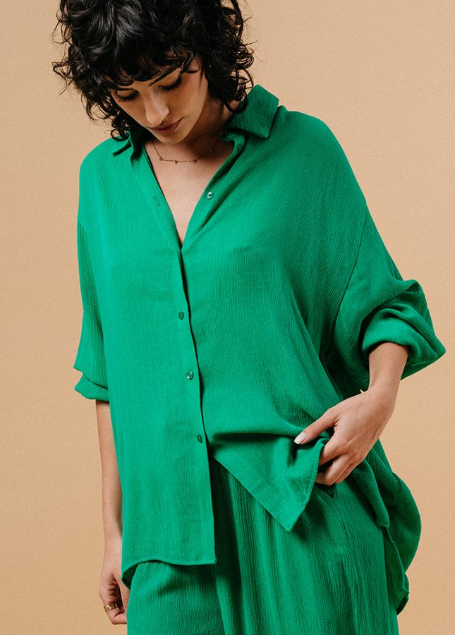 Groene dames blouse I Groene blouse Market van het merk Grace & Mila. De groene blouse is een oversized overhemd met lange mouwen, de achterkant van de groene blouse is langer. Combineer de groene blouse met de bijpassende Matisse broek. Een lichte en soepele set voor een casual en chique look. Groene broekpakken.