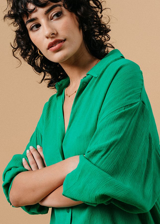 Groene dames blouse I Groene blouse Market van het merk Grace & Mila. De groene blouse is een oversized overhemd met lange mouwen, de achterkant van de groene blouse is langer. Combineer de groene blouse met de bijpassende Matisse broek. Een lichte en soepele set voor een casual en chique look. Groene broekpakken.