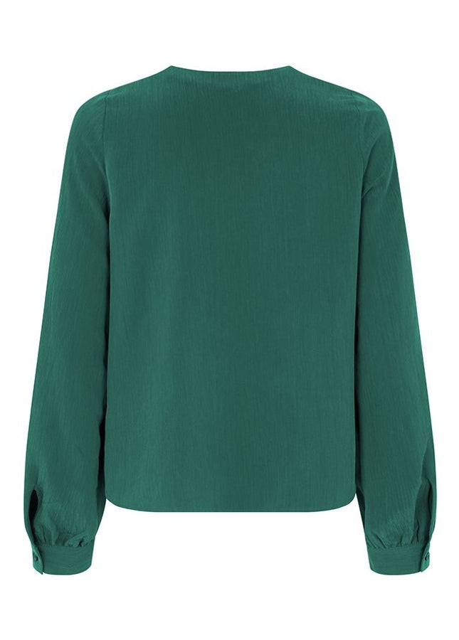 Mooie groene V-hals blouse Bimala van het merk mbyM. De groene blouse heeft lange mouwen, een V-hals en een normale lengte. Bimala Rain Forest. Shop de nieuwe collectie dames blouses, groene blouses, mbyM blouses, v-hals blouses, Modstrom blouses online bij dameskleding webshop Boetiek Aniek.