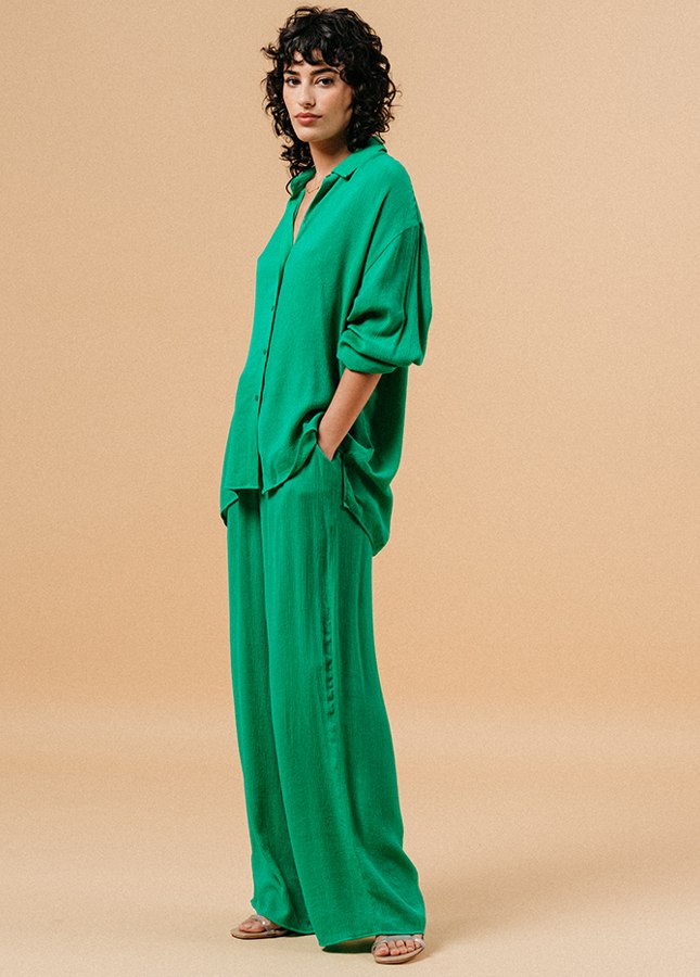 Groene pantalon Matisse van het merk Grace & Mila. De Matisse is een lange, wijde broek met een elastische taille met strikband en steekzakken aan de zijkant. De perfecte broek voor de warme zomerdagen. Combineer de groene pantalon met de bijpassende groene oversized blouse voor een comfortabele en elegante look. 