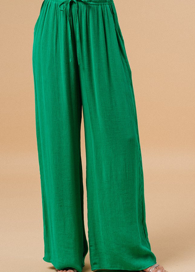 Groene pantalon Matisse van het merk Grace & Mila. De Matisse is een lange, wijde broek met een elastische taille met strikband en steekzakken aan de zijkant. De perfecte broek voor de warme zomerdagen. Combineer de groene pantalon met de bijpassende groene oversized blouse voor een comfortabele en elegante look. 