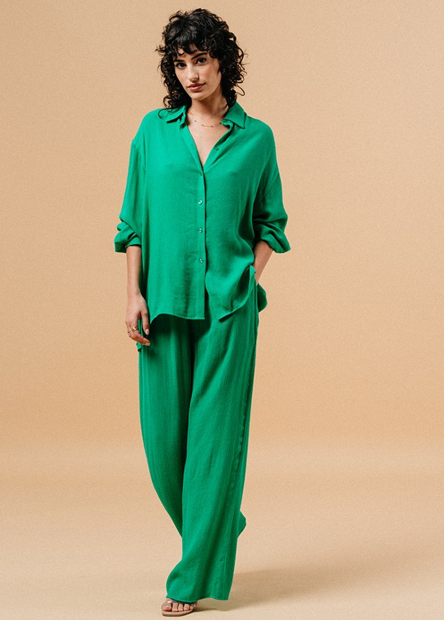 Groene pantalon Matisse van het merk Grace & Mila. De Matisse is een lange, wijde broek met een elastische taille met strikband en steekzakken aan de zijkant. De perfecte broek voor de warme zomerdagen. Combineer de groene pantalon met de bijpassende groene oversized blouse voor een comfortabele en elegante look. 