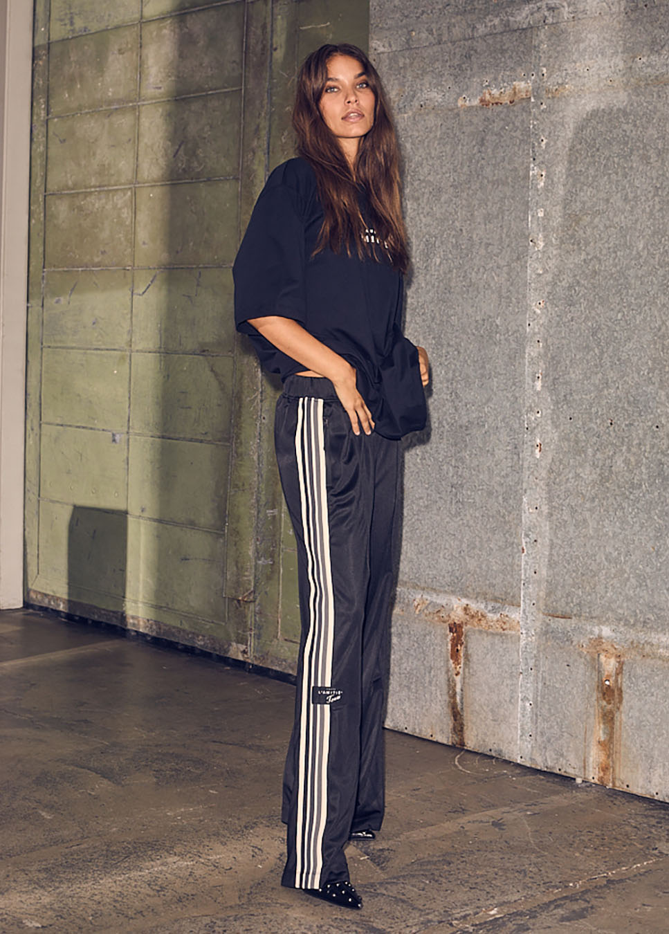 Haute L’Amitié Baggy Days Track tall pants black zijkant model zwart t-shirt