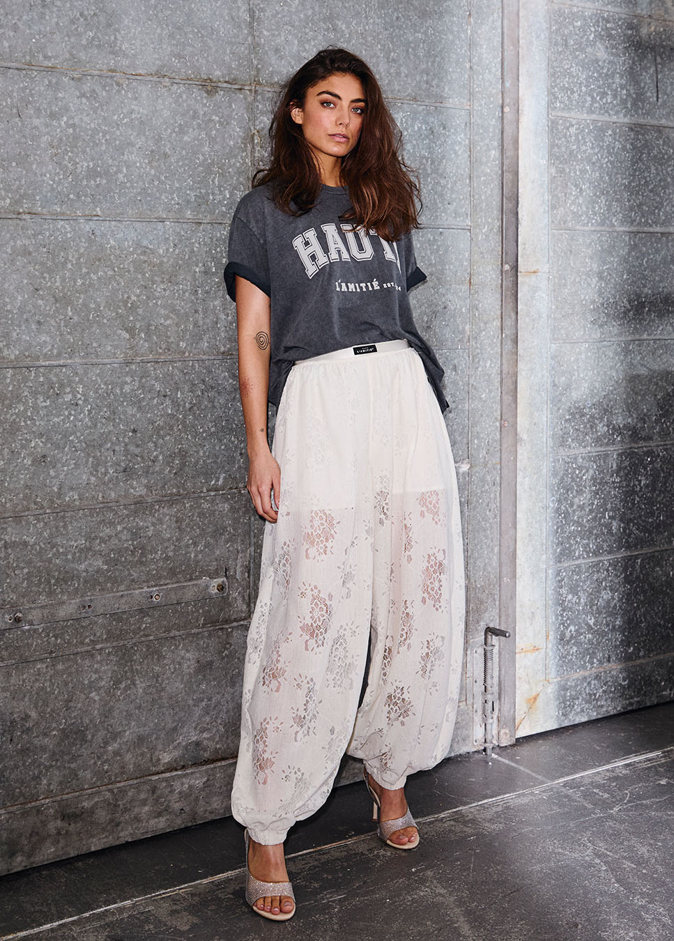 Haute L’Amitié Bella Lace Harem Tall Pant wit voorkant model met grijs t-shirt