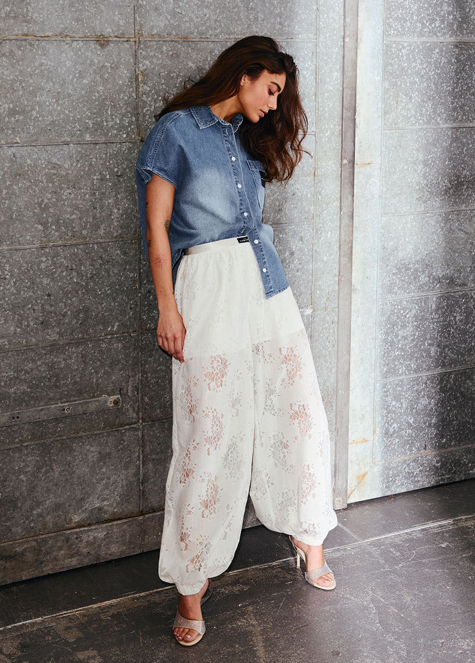 Haute L’Amitié Bella Lace Harem Tall Pant wit voorkant model met denim blouse
