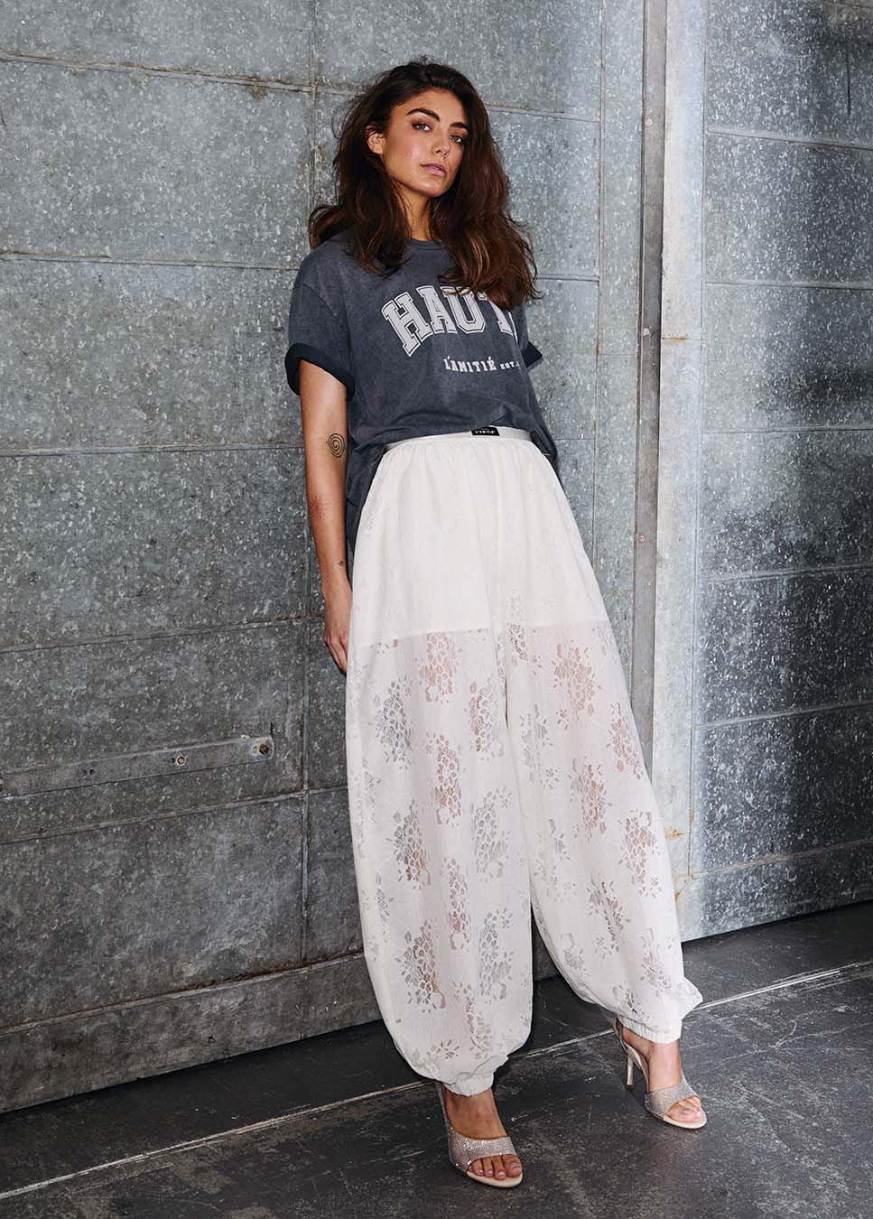 Haute L’Amitié Bella Lace Harem Tall Pant wit voorkant van model
