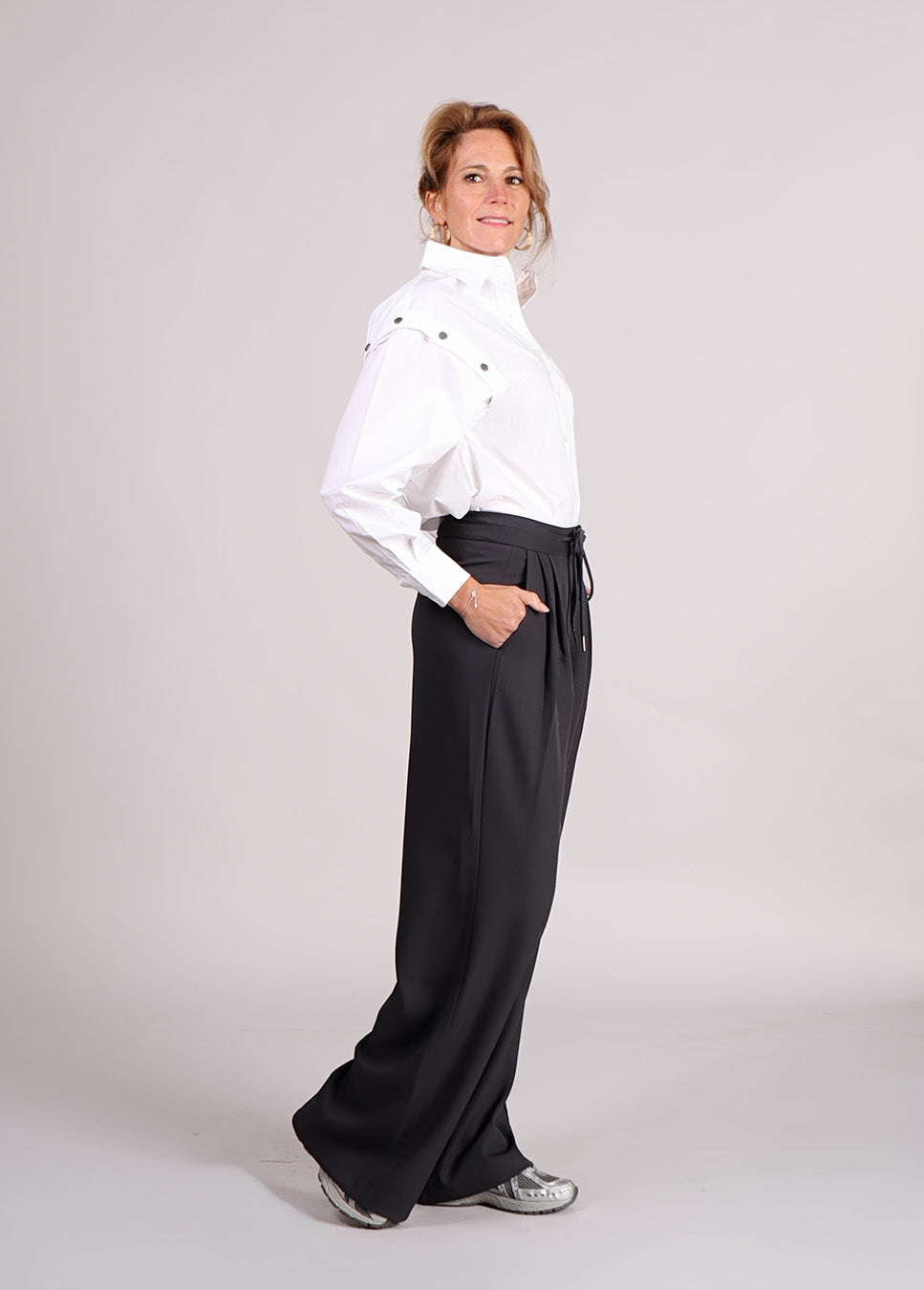 Haute L’Amitié Button Sleeve blouse wit zijkant model met grijze broek