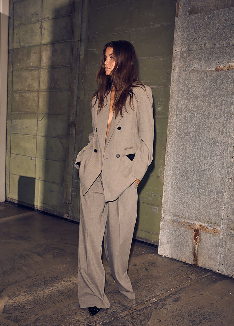 Haute L’Amitié Nicole Low Triangle Blazer beige melange zijkant van het model